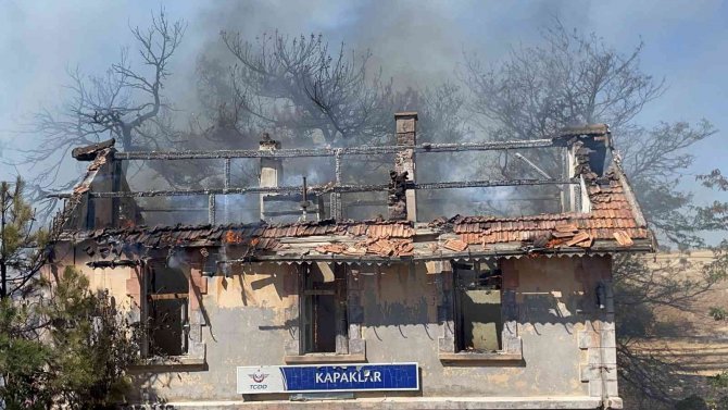 Tarihi Tren Garı Alev Alev Yandı