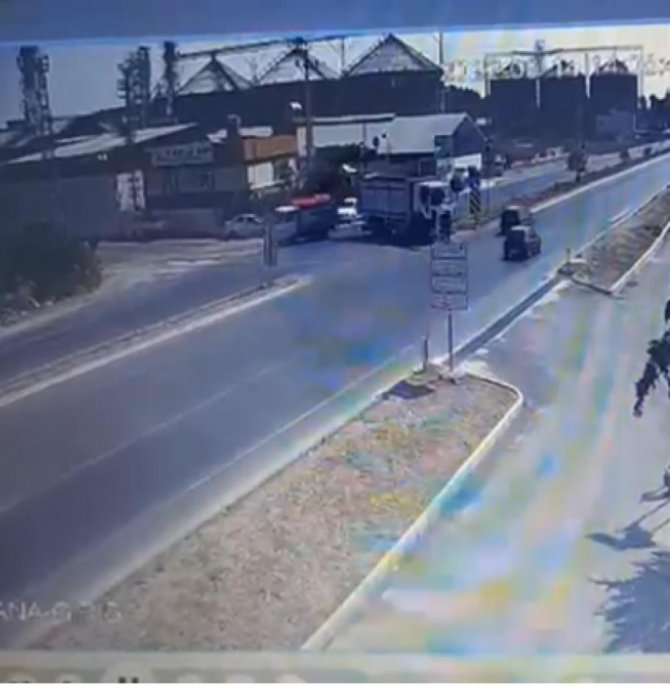 Biber Yüklü Kamyonetin Kaza Yapması Anbean Görüntülendi