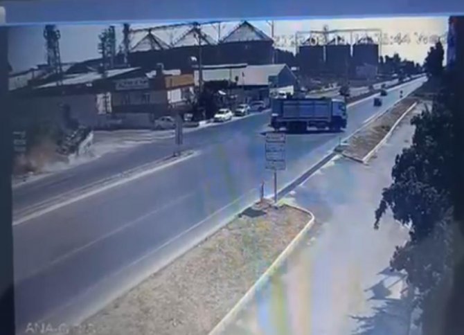 Biber Yüklü Kamyonetin Kaza Yapması Anbean Görüntülendi