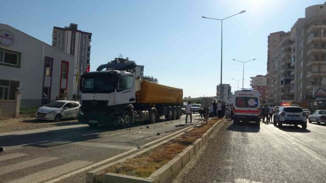 Kozan’da 3 Aracın Karıştığı Kazada 2 Kişi Yaralandı