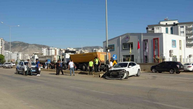 Kozan’da 3 Aracın Karıştığı Kazada 2 Kişi Yaralandı