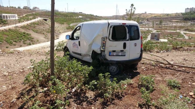 Kaza Yapan Hafif Ticari Aracın Sürücüsü Ölümden Döndü