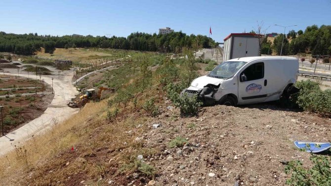Kaza Yapan Hafif Ticari Aracın Sürücüsü Ölümden Döndü
