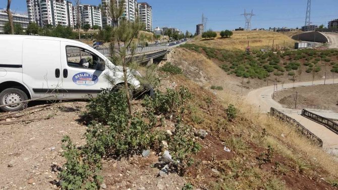 Kaza Yapan Hafif Ticari Aracın Sürücüsü Ölümden Döndü