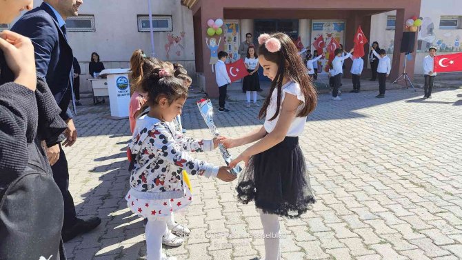Okula Yeni Başlayan Minikler Çiçeklerle Karşılandı