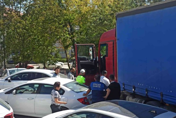Başkentte Belediye Parkına Bırakılan Tır Polisi Alarma Geçirdi