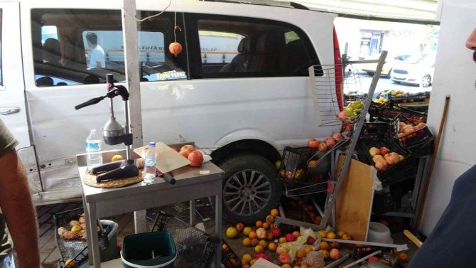 Kazaya Karışan Panelvan Manav Tezgahına Daldı, 3 Kişi Ölümden Kıl Payı Kurtuldu