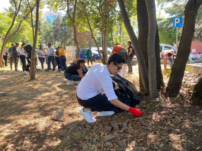 Ataşehir’de Hastane Bahçesi ‘Dünya Temizlik Günü’ İçin Temizlendi