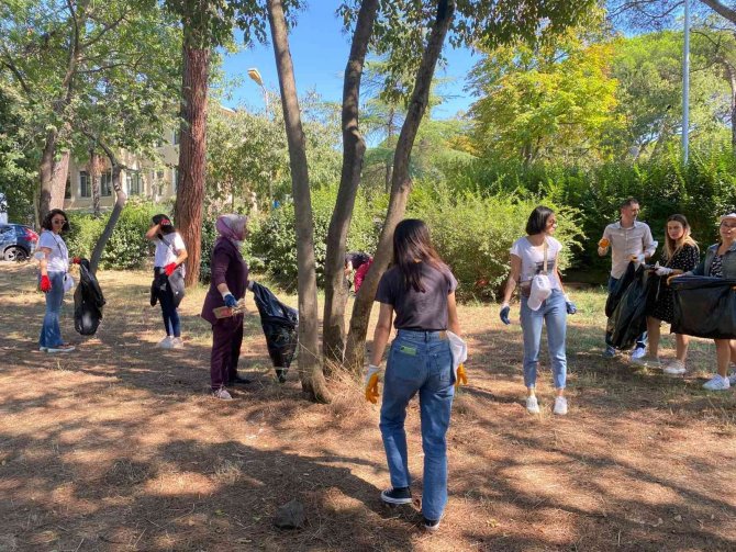 Ataşehir’de Hastane Bahçesi ‘Dünya Temizlik Günü’ İçin Temizlendi