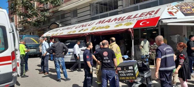 Bandırma’da Otomobil Simit Dükkanına Girdi