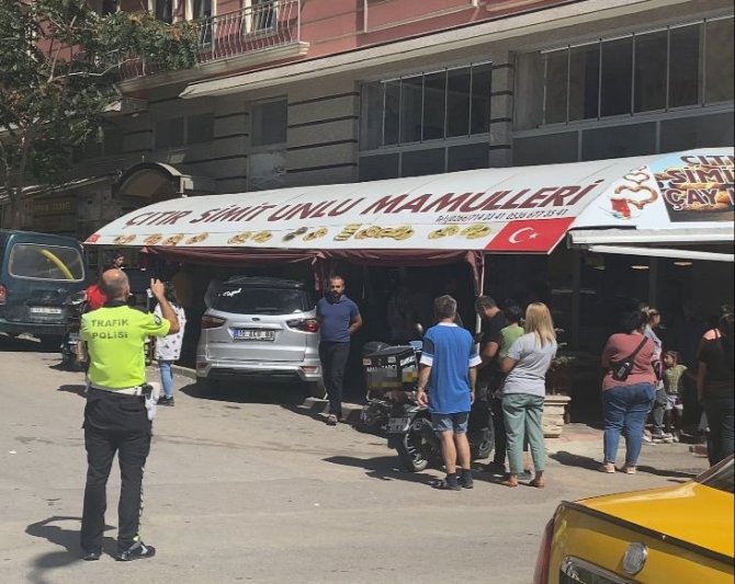 Bandırma’da Otomobil Simit Dükkanına Girdi