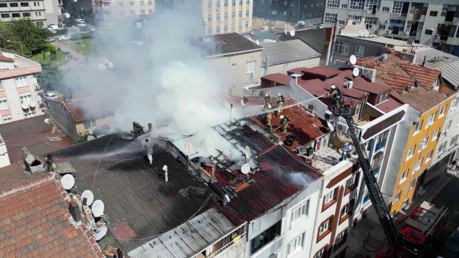 Bayrampaşa’da Bir Binanın Çatısı Alev Alev Yandı