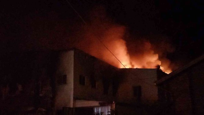 Çorlu’da Yatak Üretim Fabrikası Alev Alev Yandı