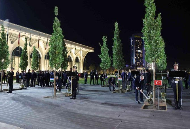 Cumhurbaşkanı Erdoğan, Semerkant’ta Ağaç Dikti