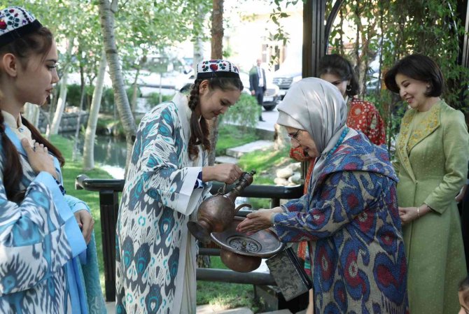 Emine Erdoğan, Özbek Köyü Müzesi Ve Konigil Kağıt Fabrikası’nı Ziyaret Etti