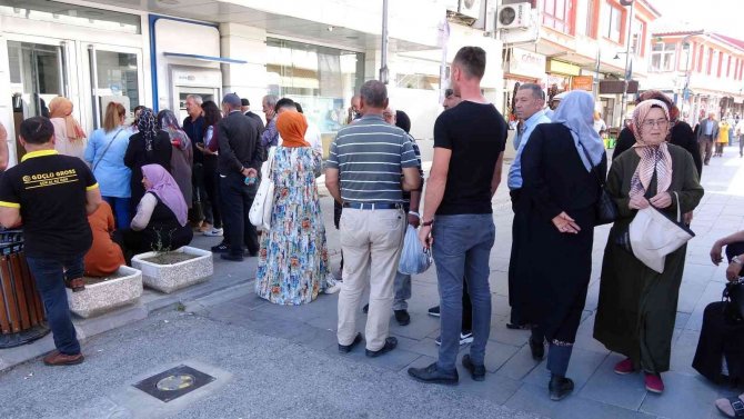 Yozgat’ta Sosyal Konut İçin Banka Önlerinde Yoğunluk Sürüyor