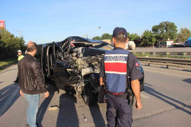 Tıra Arkadan Çarpan Minibüs Hurdaya Döndü: 6 Yaralı