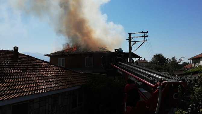 2 Katlı Ev Alevlere Teslim Oldu