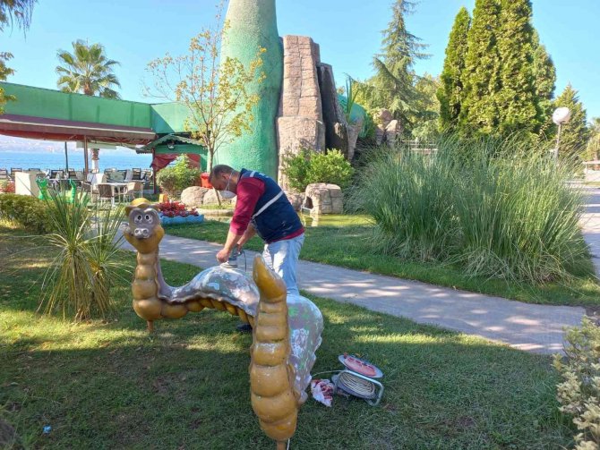 Derince’nin Yeşil Alanlarına Bakım Yapılıyor