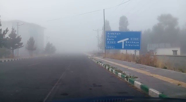 Göle’de Yoğun Sis Sürücülere Zor Anlar Yaşattı