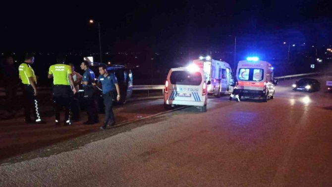 Hafif Ticari Araç İle Otomobil Çarpıştı: 2 Yaralı