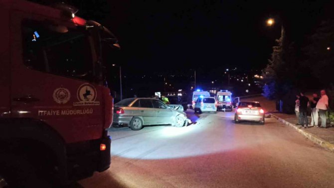 Hafif Ticari Araç İle Otomobil Çarpıştı: 2 Yaralı