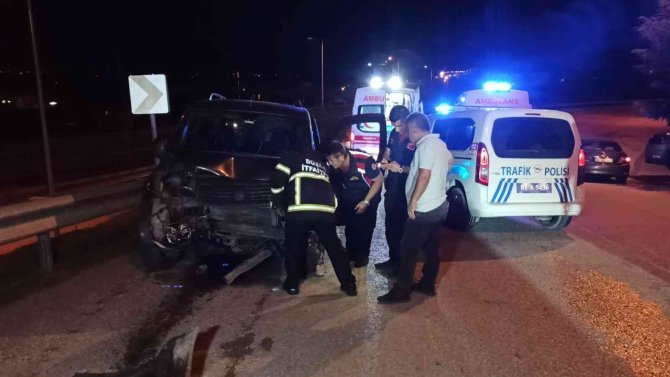 Hafif Ticari Araç İle Otomobil Çarpıştı: 2 Yaralı