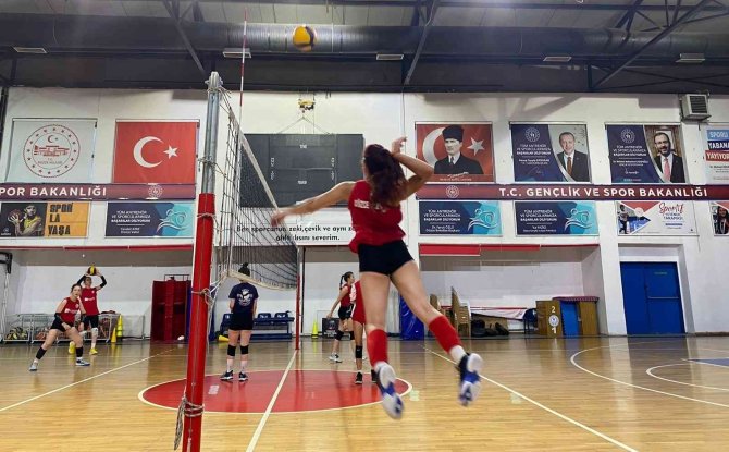 Düzce Voleybol Takımı 2. Lig Hazırlıklarını Sürdürüyor