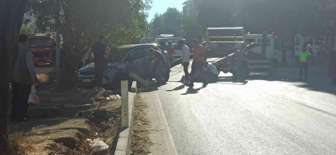 Elazığ’da Otomobil Ağaca Çarptı: 1 Yaralı