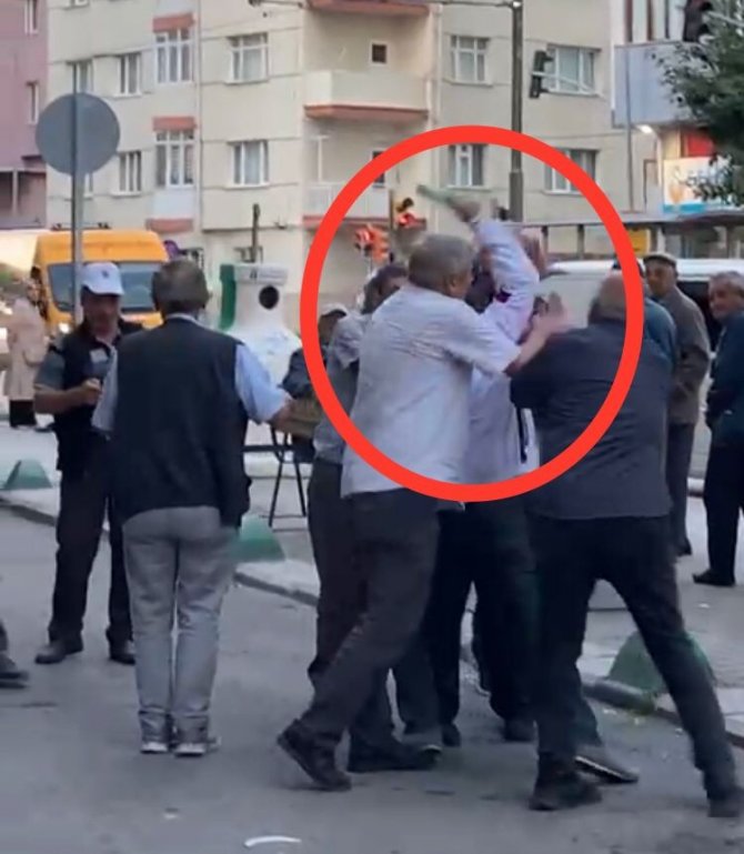 Eskişehir’de Sokak Ortasında Yaşanan Kavga Anları Cep Telefonu Kamerasında