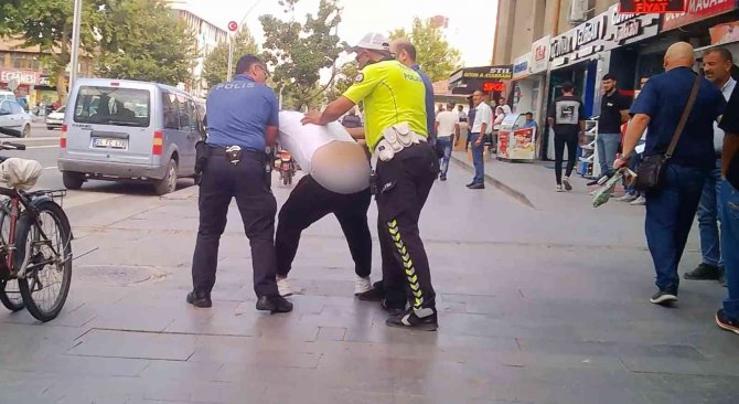 Etrafa Saldıran Alkollü Şahıs Orantılı Güç Kullanılarak Gözaltına Alındı