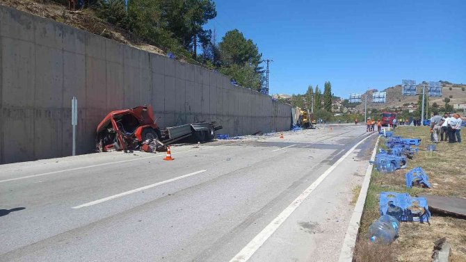 Gediz’de 3 Aracın Karıştığı Trafik Kazasında 2 Kişi Yaralandı