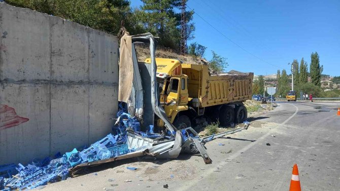 Gediz’de 3 Aracın Karıştığı Trafik Kazasında 2 Kişi Yaralandı