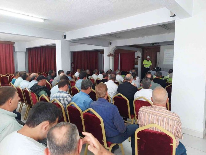 Gediz’de Okul Servis Araçları Sürücülerine Ve Öğrencilere Trafik Eğitimi Verildi