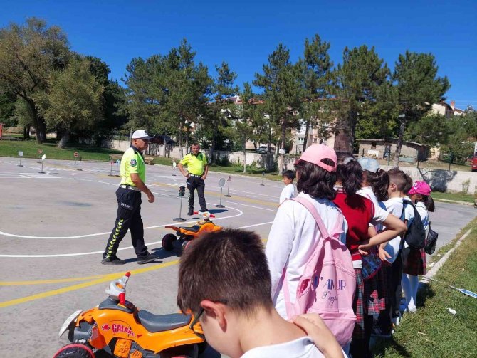 Gediz’de Okul Servis Araçları Sürücülerine Ve Öğrencilere Trafik Eğitimi Verildi