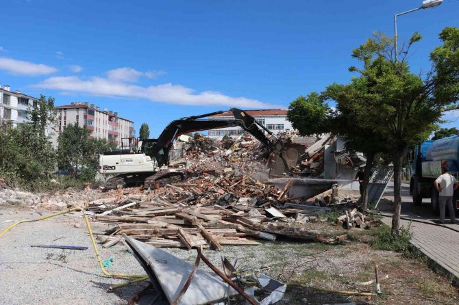 Havza Kapalı Sebze Pazarı İçin Yıkım Başladı