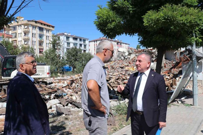 Havza Kapalı Sebze Pazarı İçin Yıkım Başladı