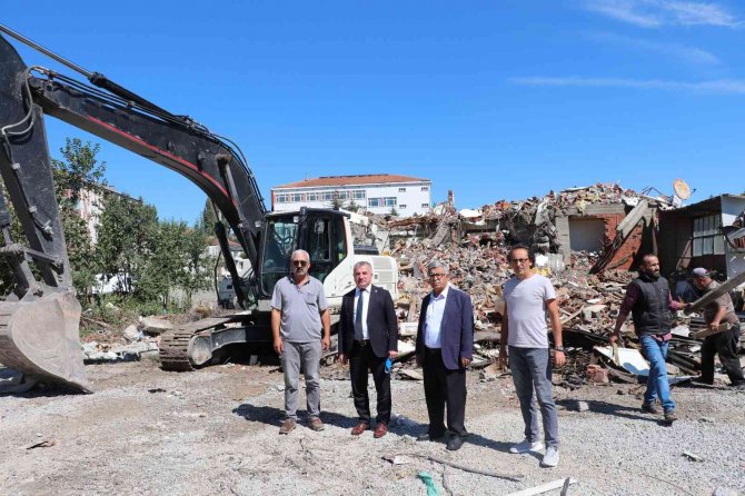 Havza Kapalı Sebze Pazarı İçin Yıkım Başladı