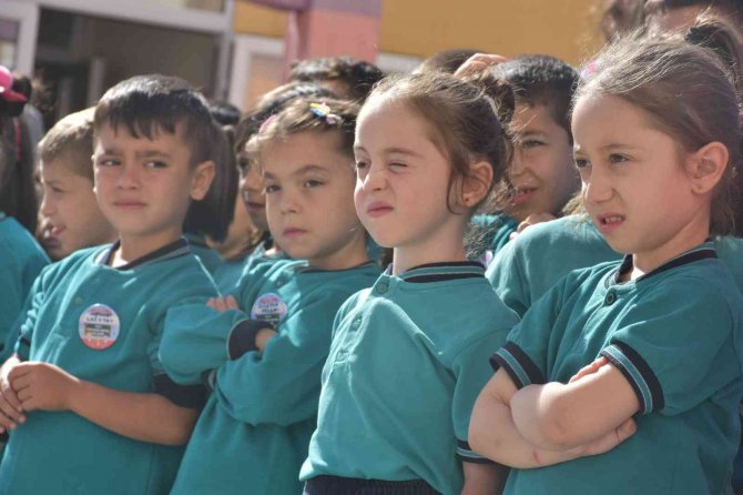 Pandemide Yazdığı Şiiri Okuyan Öğretmen Büyük Alkış Aldı