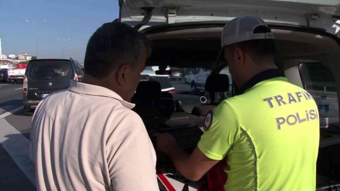 Trafik Kuralını İhlal Etti, Yetmedi Aracını Muhabirin Üzerine Sürdü