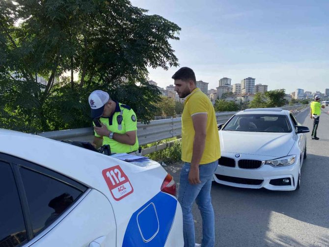 Kadıköy’de Usulsüz Çakar Ve Siren Kullanımına Denetim: Sürücülere Ceza Yağdı