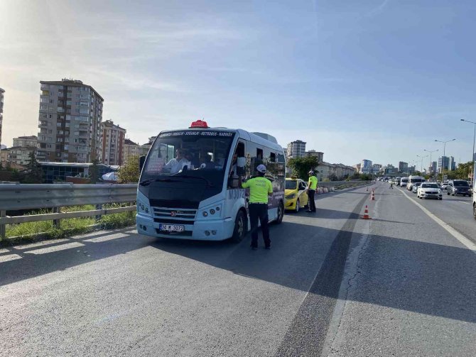 Kadıköy’de Usulsüz Çakar Ve Siren Kullanımına Denetim: Sürücülere Ceza Yağdı