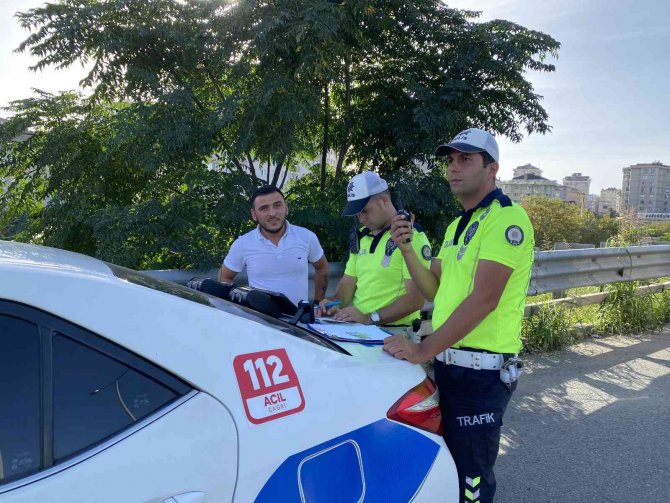 Kadıköy’de Usulsüz Çakar Ve Siren Kullanımına Denetim: Sürücülere Ceza Yağdı