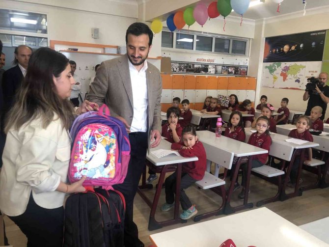 Bağcılar’da Bulunan Birinci Sınıf Öğrencilerine Kırtasiye Desteği