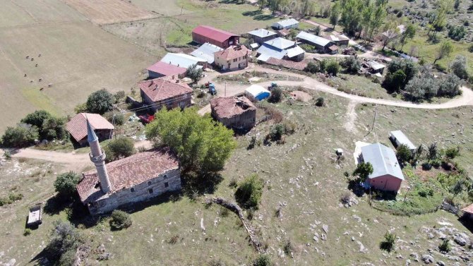 Tarihi Cami İlgisizlikten Harabeye Döndü