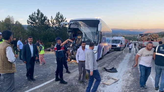 Yolcu Otobüsü İle Traktörün Çarpıştığı Kazada Ölü Sayısı 2’ye Yükseldi