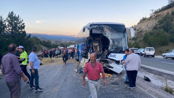 Yolcu Otobüsü İle Traktörün Çarpıştığı Kazada Ölü Sayısı 2’ye Yükseldi