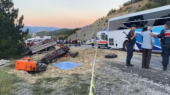 Yolcu Otobüsü İle Traktörün Çarpıştığı Kazada Ölü Sayısı 2’ye Yükseldi