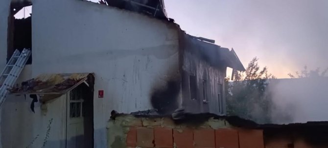 Alevlere Teslim Olan 2 Katlı Ev Kullanılmaz Hale Geldi