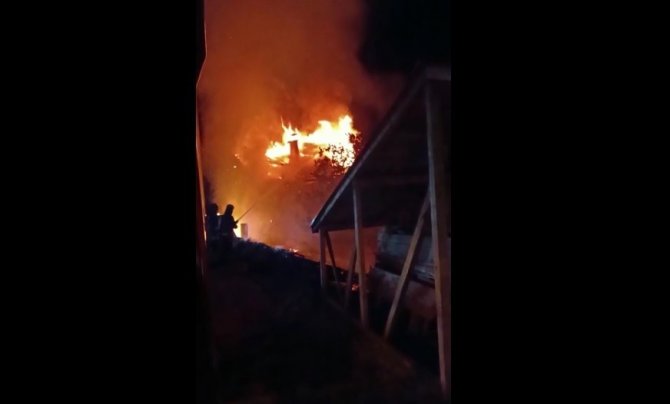 Alevlere Teslim Olan 2 Katlı Ev Kullanılmaz Hale Geldi